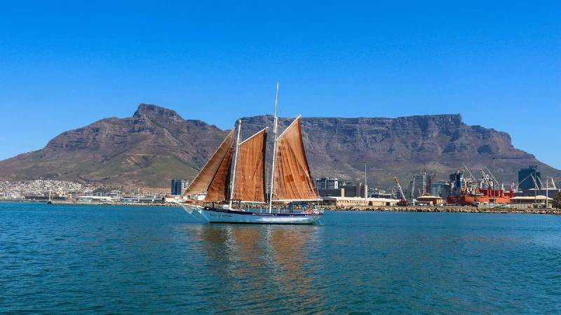 1 hour boat cruise cape town